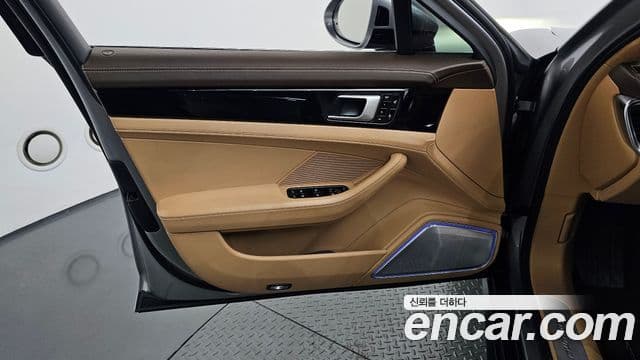 Porsche Panamera 2018 — Photo 21/36