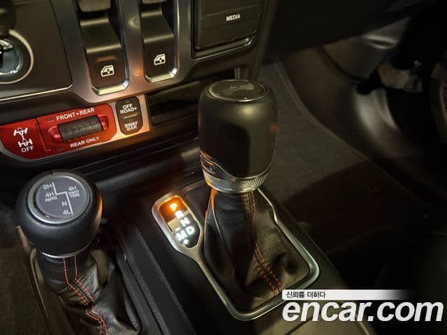 Jeep Wrangler 2023 — Şəkil 8/20