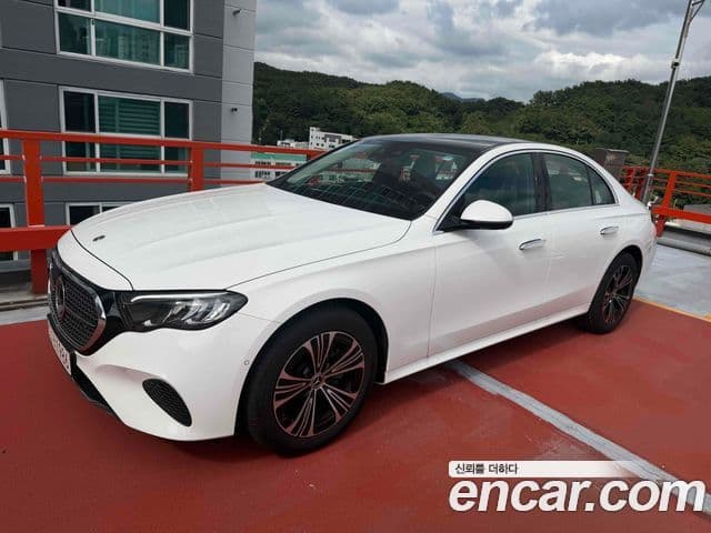 Mercedes-Benz E-Class 2025 — Photo 3/5