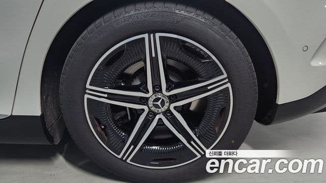 Mercedes-Benz EQE 2024 — ფოტო 16/20