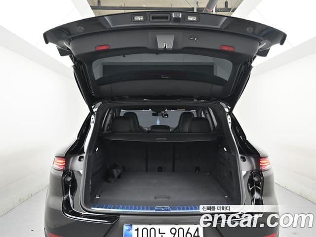 Porsche Cayenne 2025 — Photo 1/20