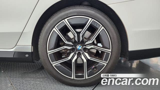 BMW 7 Series 2024 — Photo 6/36