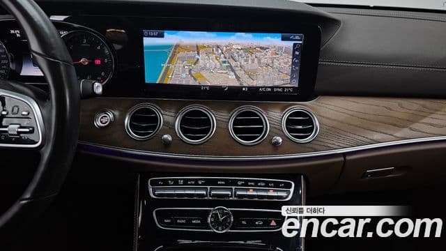 Mercedes-Benz E-Class 2020 — ფოტო 14/20