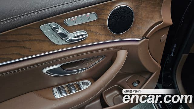 Mercedes-Benz E-Class 2020 — ფოტო 17/20