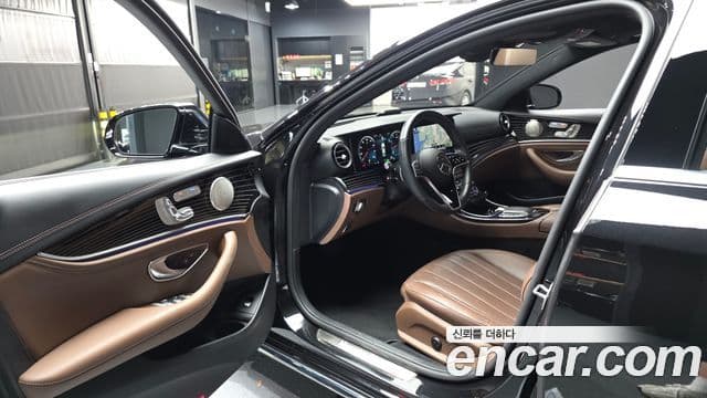 Mercedes-Benz E-Class 2022 — ფოტო 8/20