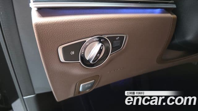 Mercedes-Benz E-Class 2022 — ფოტო 19/20