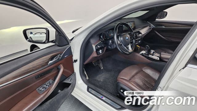 BMW 5 Series 2018 — ფოტო 10/20