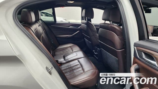 BMW 5 Series 2018 — ფოტო 11/20