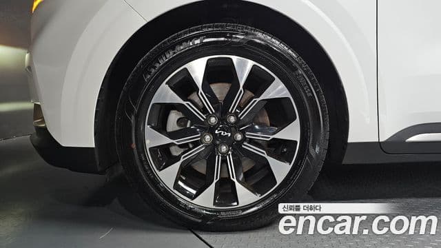 Kia Carnival 2023 — ფოტო 5/20
