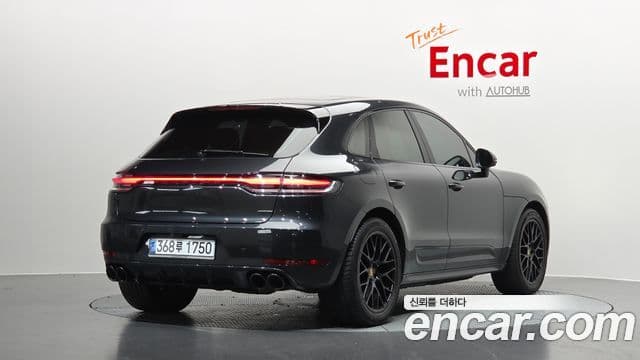 Porsche Macan 2020 — ფოტო 2/20