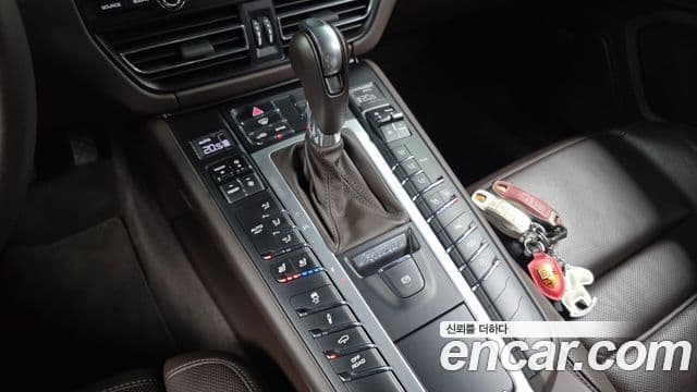 Porsche Macan 2020 — ფოტო 9/20