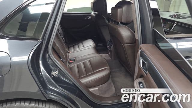 Porsche Macan 2020 — ფოტო 11/20