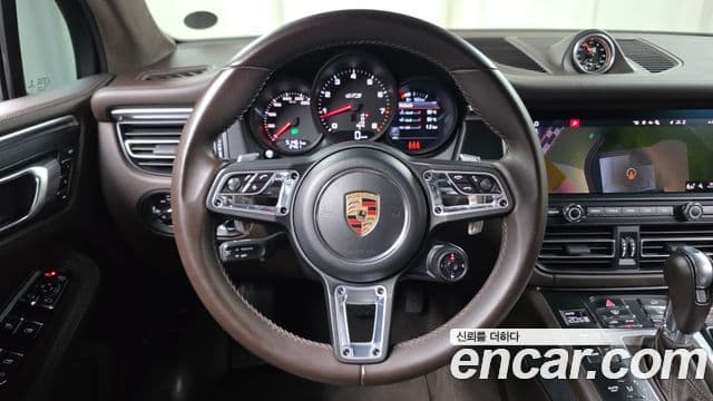 Porsche Macan 2020 — ფოტო 13/20