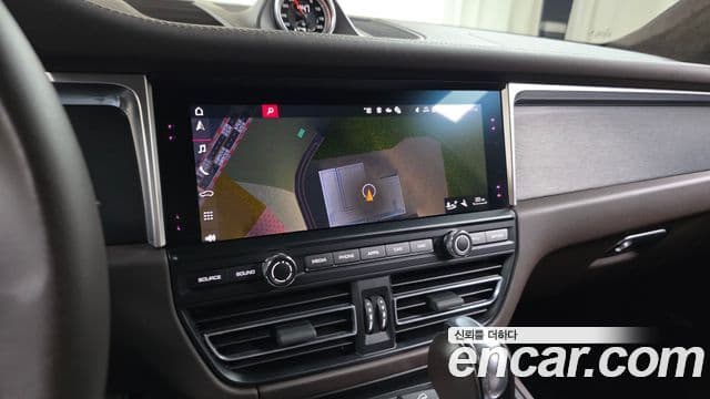 Porsche Macan 2020 — ფოტო 15/20