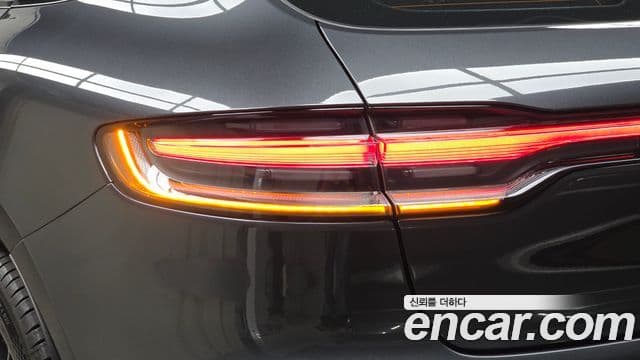 Porsche Macan 2020 — Photo 28/30