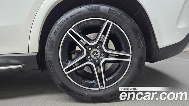 Mercedes-Benz GLE-Class 2019 — Photo 13/30