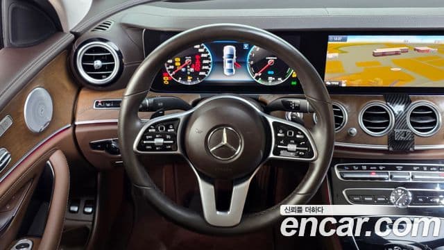 Mercedes-Benz E-Class 2019 — ფოტო 13/20