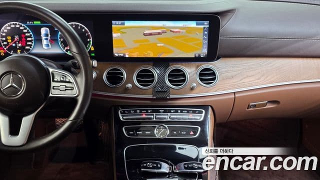Mercedes-Benz E-Class 2019 — ფოტო 14/20