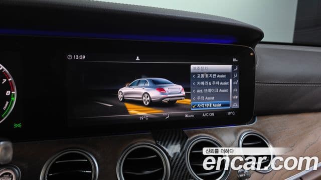 Mercedes-Benz E-Class 2019 — ფოტო 16/20