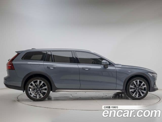 Volvo V60 Cross Country 2022 — Фото 4/19