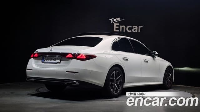 Mercedes-Benz E-Class 2024 — ფოტო 2/20