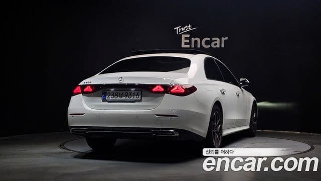 Mercedes-Benz E-Class 2024 — ფოტო 4/20