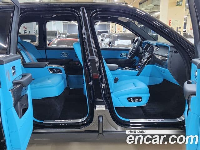 Rolls-Royce Cullinan 2023 — ფოტო 18/20