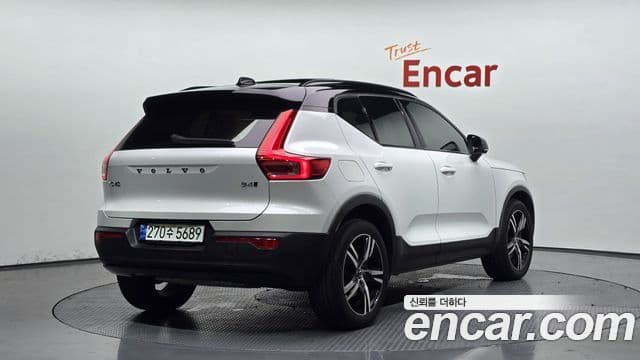 Volvo XC40 2021 — ფოტო 2/20