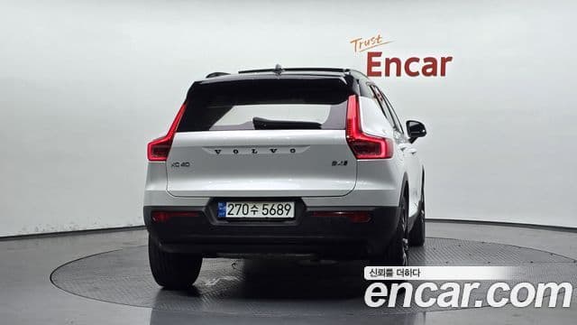 Volvo XC40 2021 — ფოტო 4/20