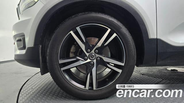 Volvo XC40 2021 — ფოტო 5/20