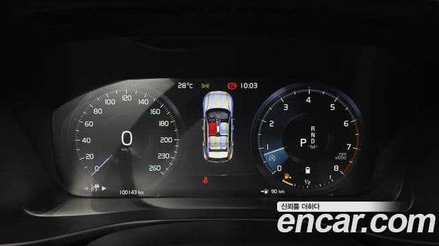 Volvo XC40 2021 — ფოტო 8/20
