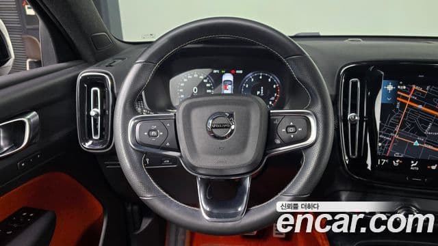 Volvo XC40 2021 — ფოტო 13/20