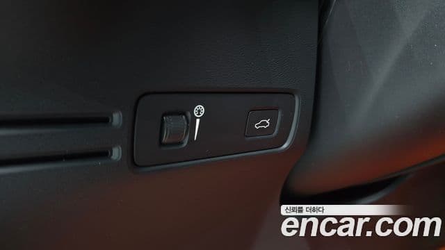 Volvo XC40 2021 — ფოტო 14/20