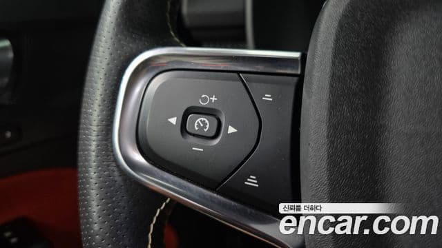 Volvo XC40 2021 — ფოტო 17/20