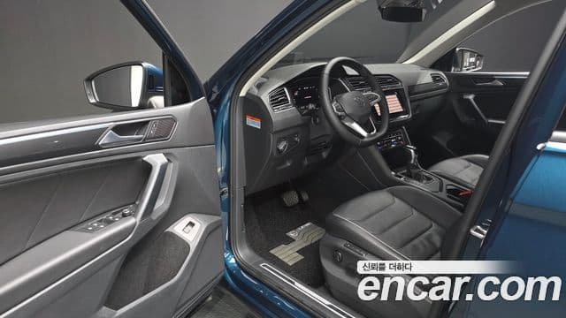 Volkswagen Tiguan 2023 — Photo 7/35
