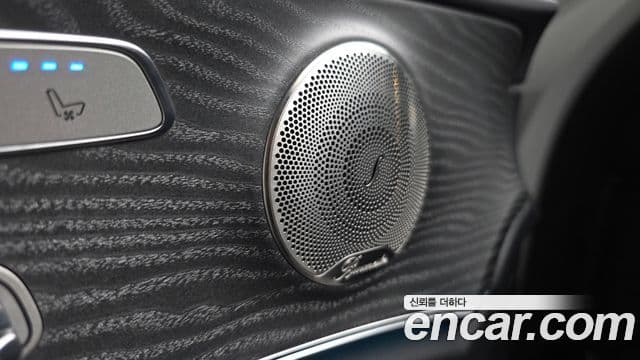 Mercedes-Benz E-Class 2022 — ფოტო 17/20