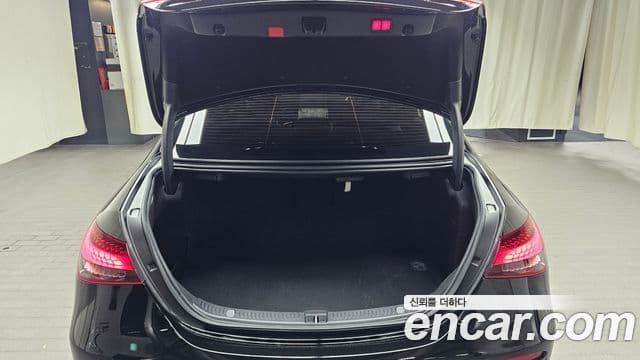 Mercedes-Benz E-Class 2021 — ფოტო 17/20
