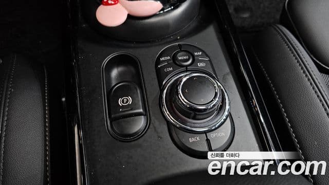 Mini Cooper Clubman 2023 — ფოტო 16/20