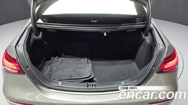 Mercedes-Benz E-Class 2020 — ფოტო 18/20