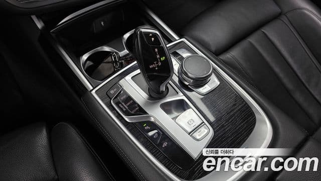 BMW 7 Series 2018 — Фото 9/20
