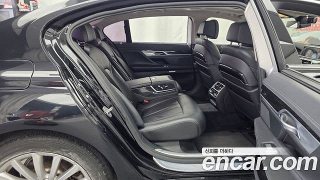 BMW 7 Series 2018 — Фото 12/20