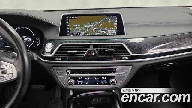 BMW 7 Series 2018 — Фото 14/20