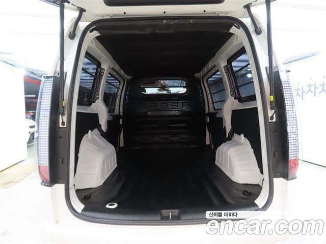 Hyundai Staria 2023 — ფოტო 17/20