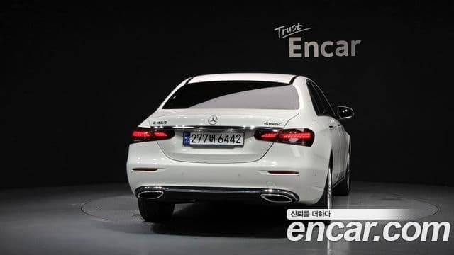 Mercedes-Benz E-Class 2022 — ფოტო 4/20