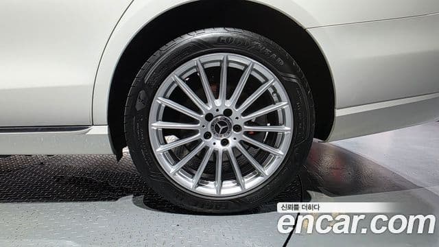 Mercedes-Benz E-Class 2022 — ფოტო 5/20