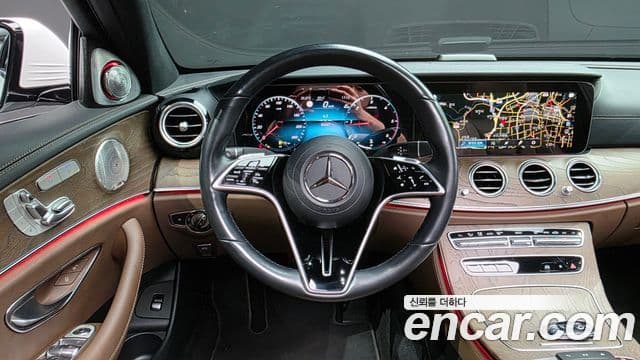 Mercedes-Benz E-Class 2022 — ფოტო 13/20