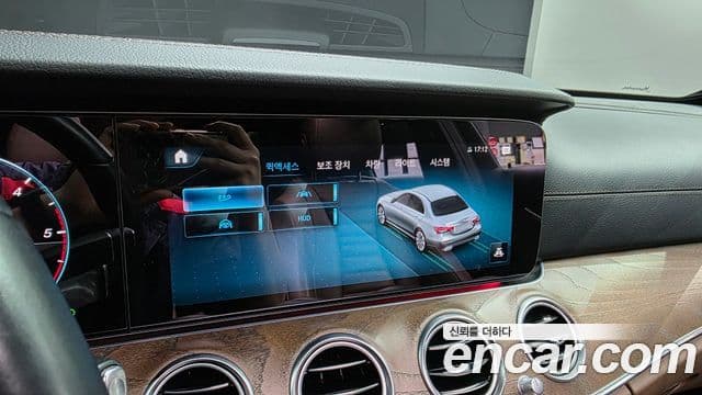Mercedes-Benz E-Class 2022 — ფოტო 16/20