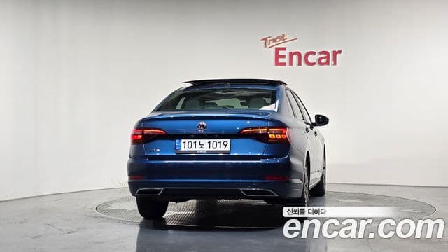 Volkswagen Jetta 2021 — ფოტო 4/20