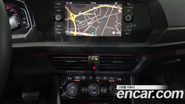 Volkswagen Jetta 2021 — ფოტო 13/20