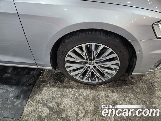 Audi A8 2020 — ფოტო 7/17